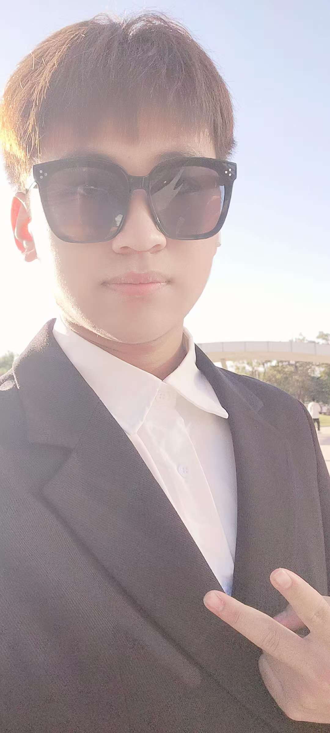 穿西装的年轻人肖像